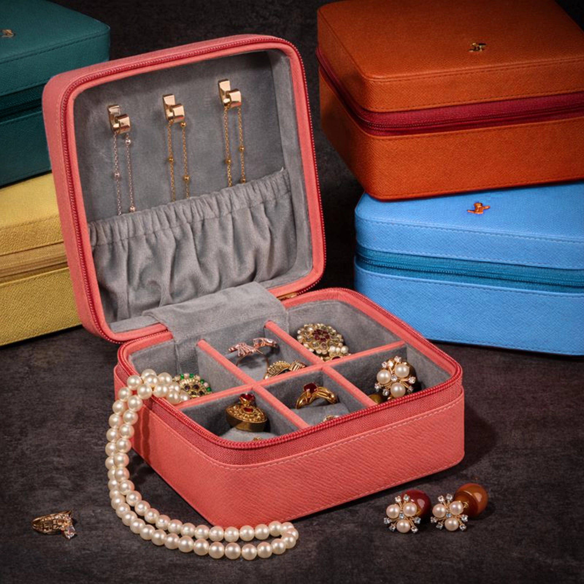 "Jewellery box
Leather travel jewellery case
Leather jewellery box
Travel friendly Jewellery case"