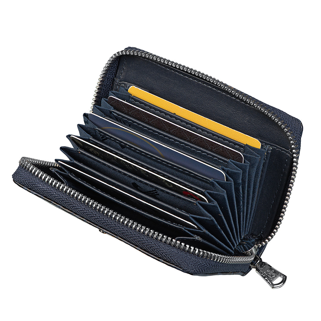 Premium leather card holder for secure storage – High-quality leather card holder that combines style and practicality, keeping your cards safe and organized.
