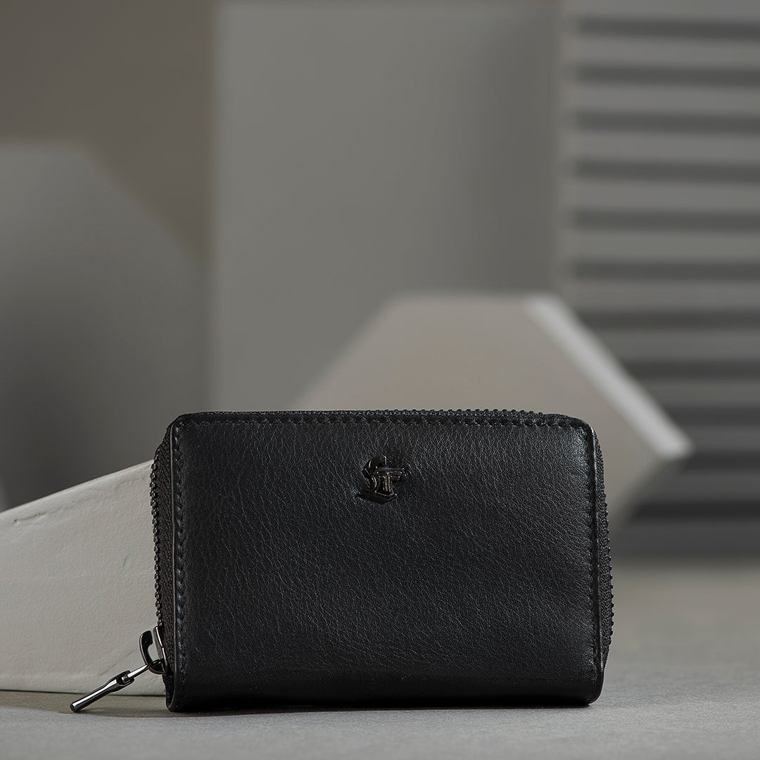 Genuine leather card holder for various cards – Stylish and durable card holder made of premium genuine leather, perfect for storing multiple cards.