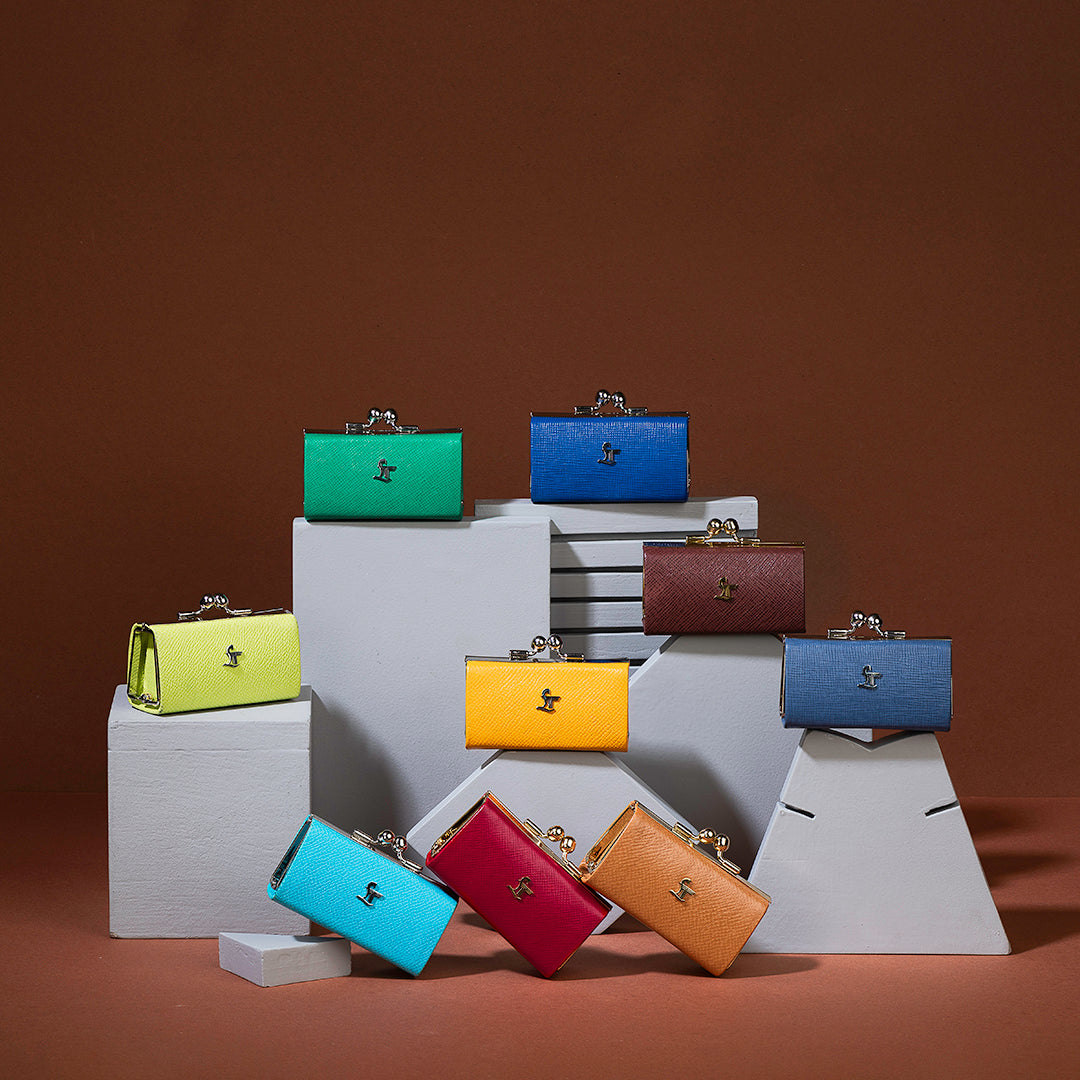 Trunk Coin Case in genuine leather, designed for storing coins with luxury and style.