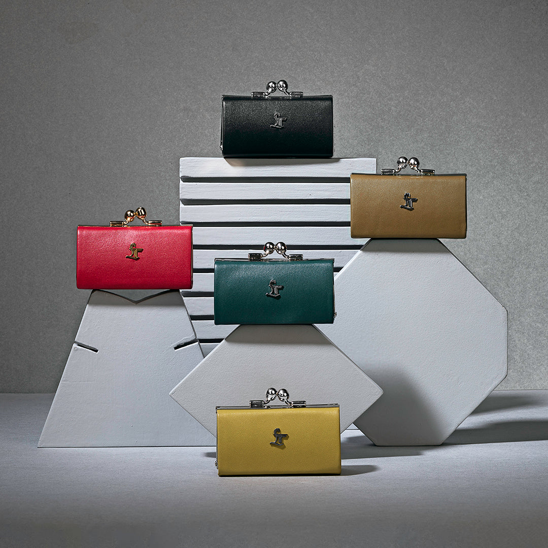 Trunk Coin Case in genuine leather, designed for storing coins with luxury and style.