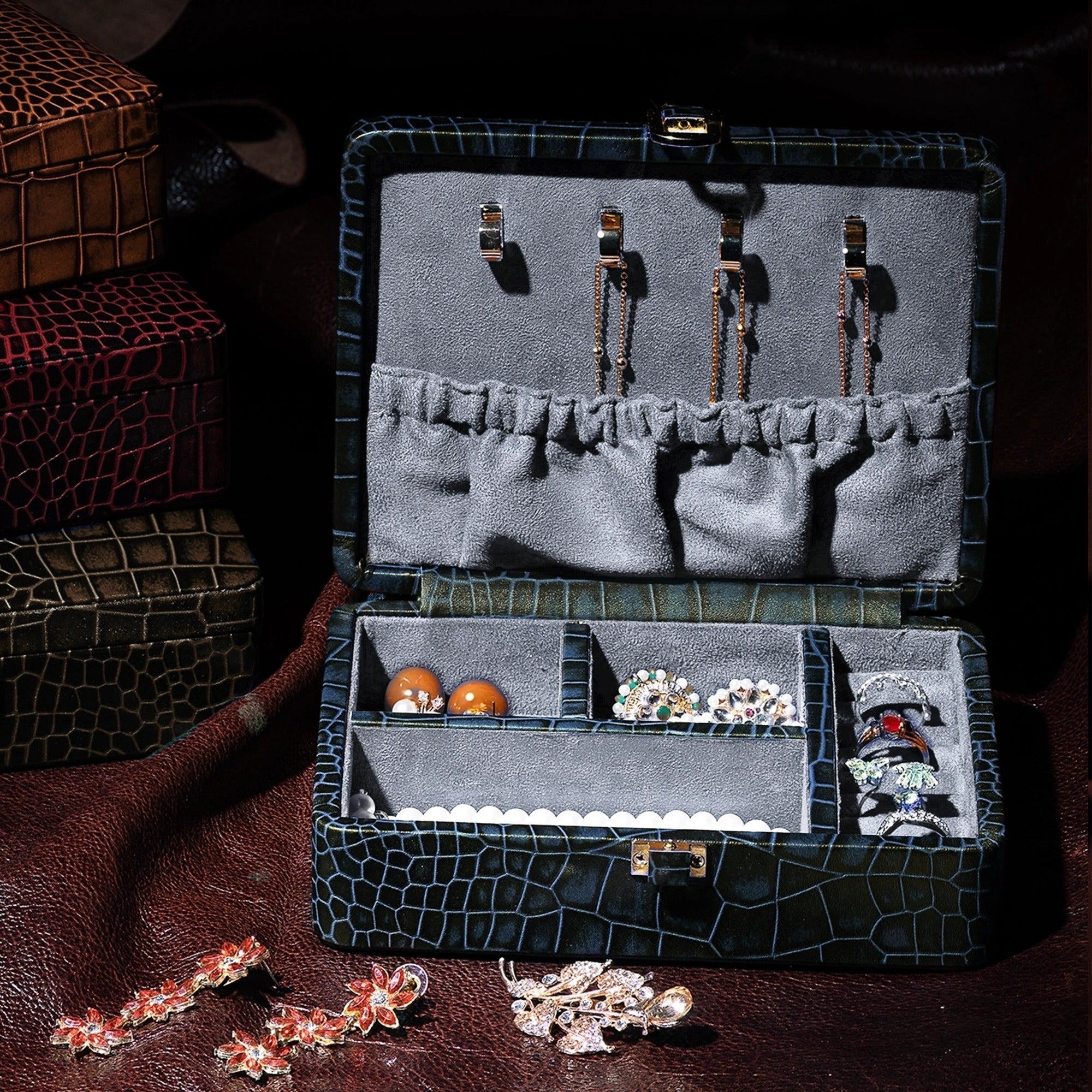 "Leather jewellery box
jewellery box
Jewellery organizer"