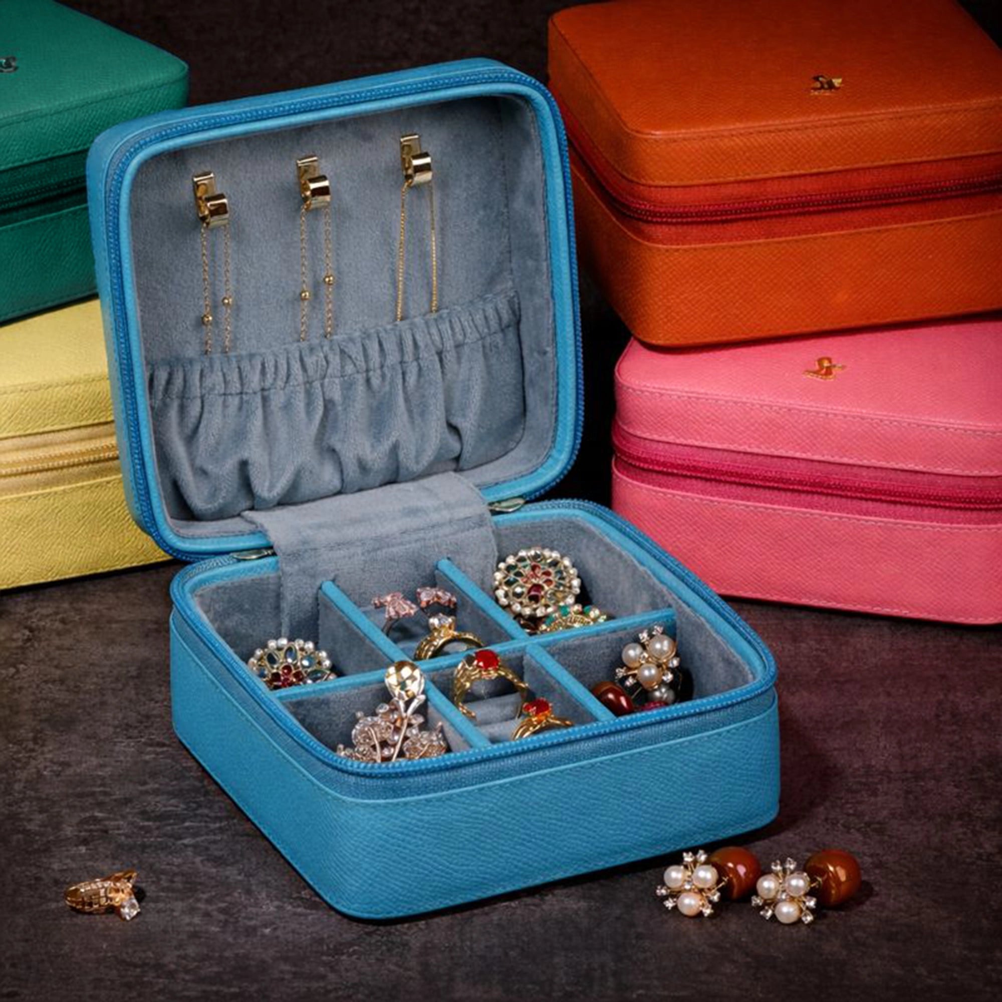 "Jewellery box
Leather travel jewellery case
Leather jewellery box
Travel friendly Jewellery case"