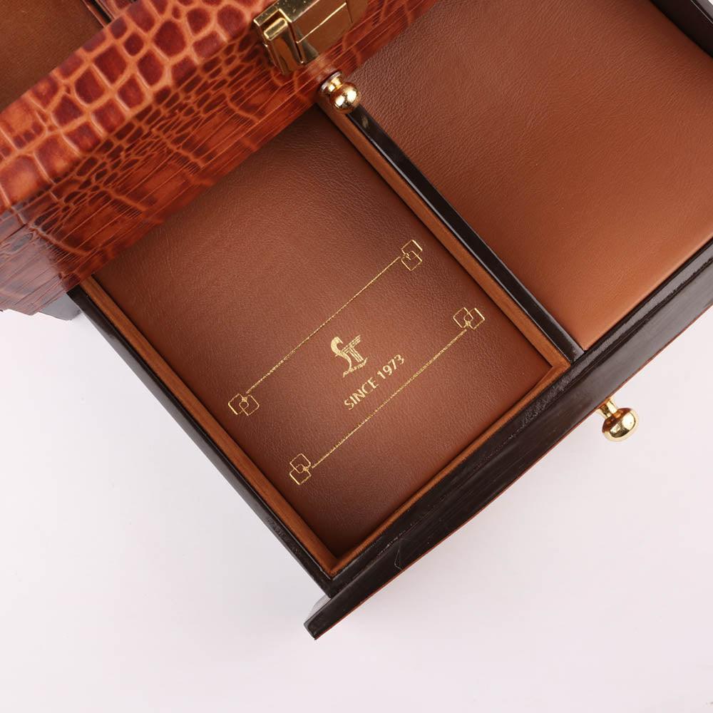 Sophisticated men’s valet box in leather with structured layout: watches, pens, and essentials organized in one case.