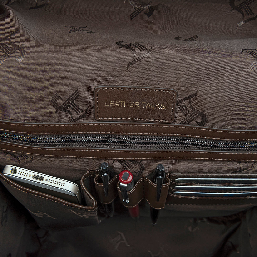 nternal organizer of a genuine leather backpack for men, featuring compartments and pockets for neatly storing pens, cards, and other small accessories.