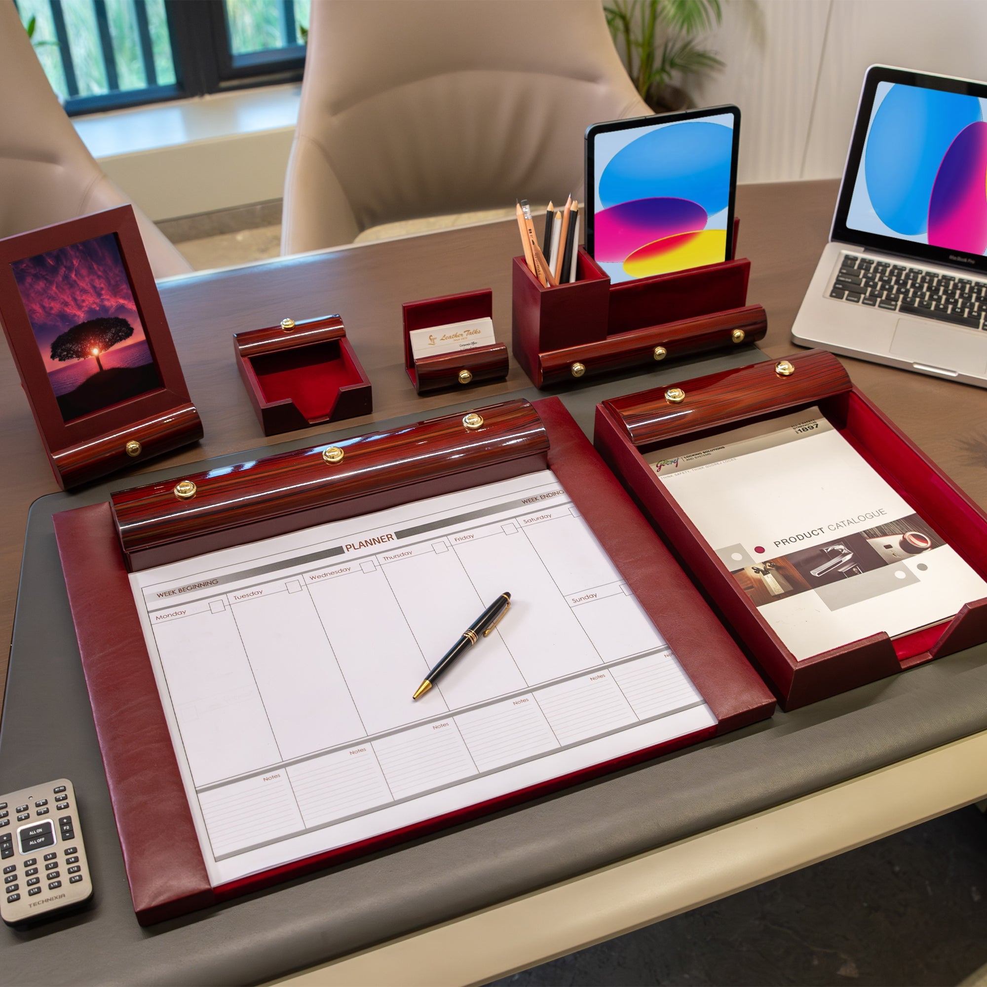 Leather Planner Set for Office – High-quality leather planner designed for productivity and organization in the office.