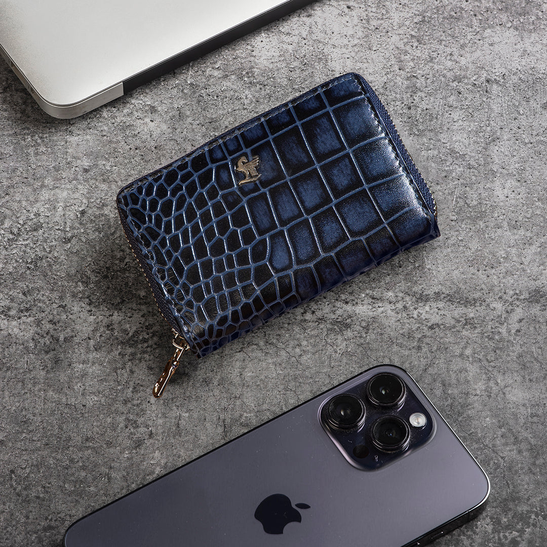 Genuine leather card holder for various cards – Stylish and durable card holder made of premium genuine leather, perfect for storing multiple cards.