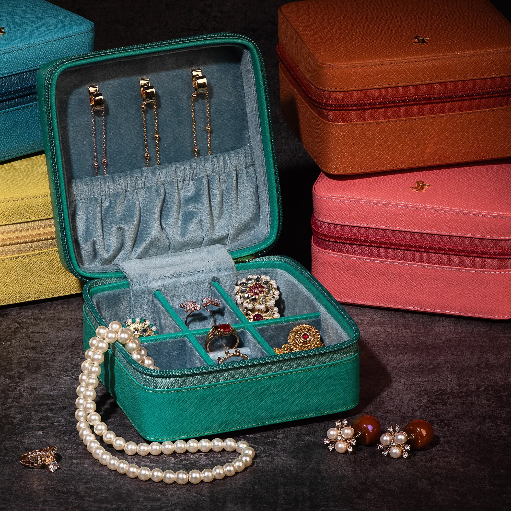 "Jewellery box
Leather travel jewellery case
Leather jewellery box
Travel friendly Jewellery case"