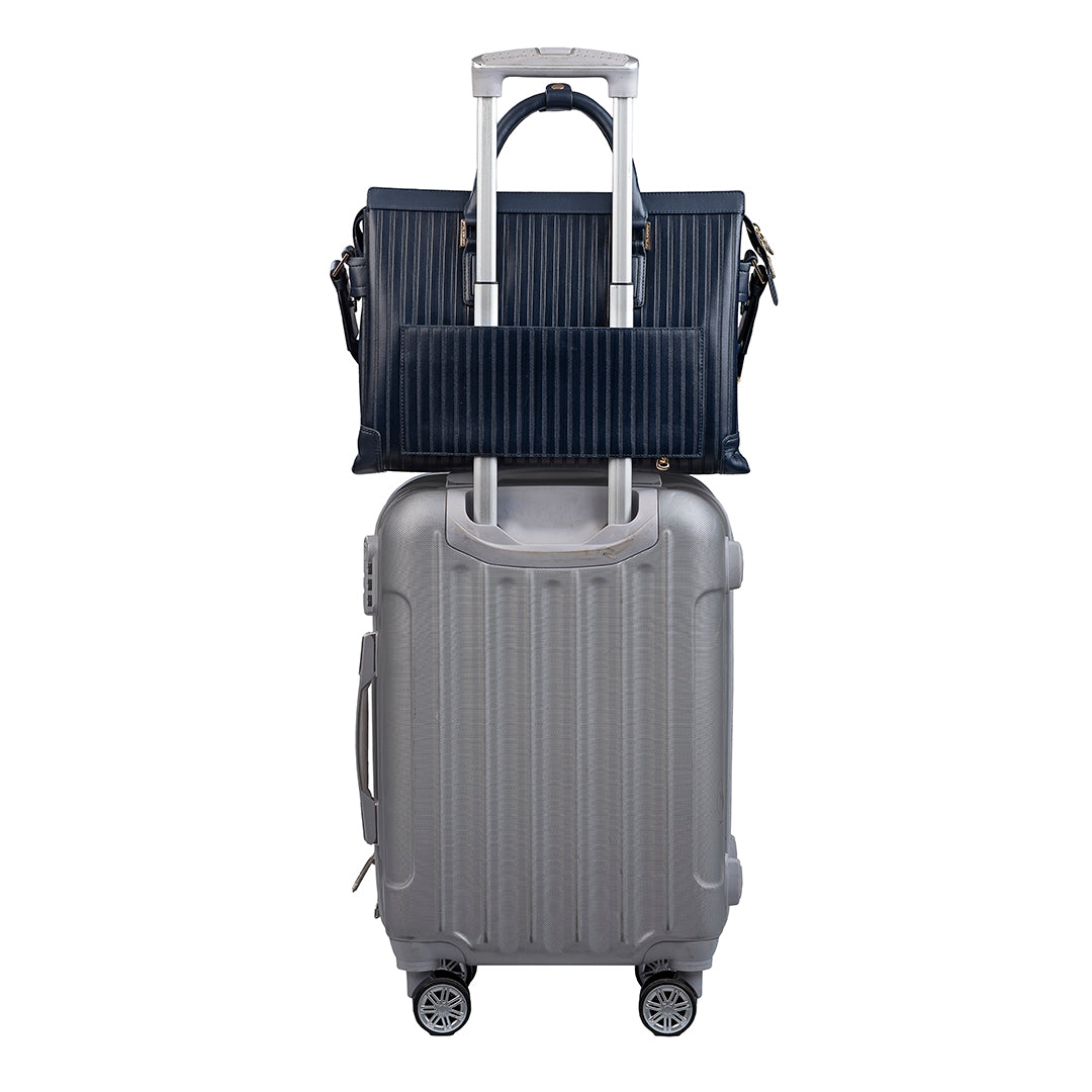 High-end leather laptop case for men, perfect for business professionals and daily office use.