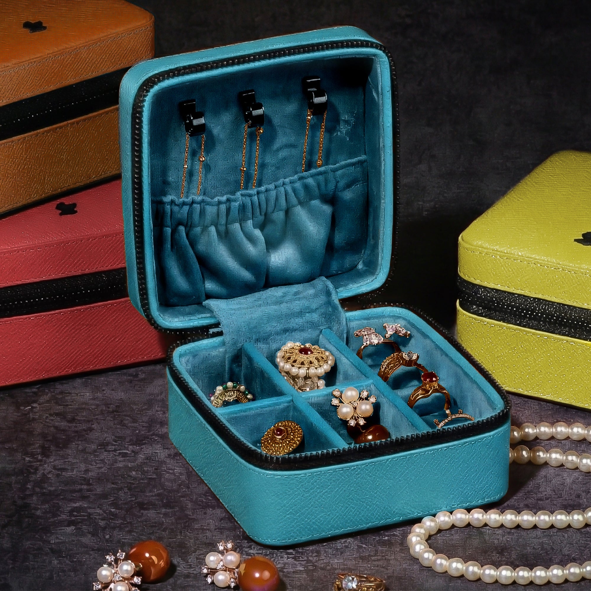 "Jewellery box
Leather travel jewellery case
Leather jewellery box
Travel friendly Jewellery case"