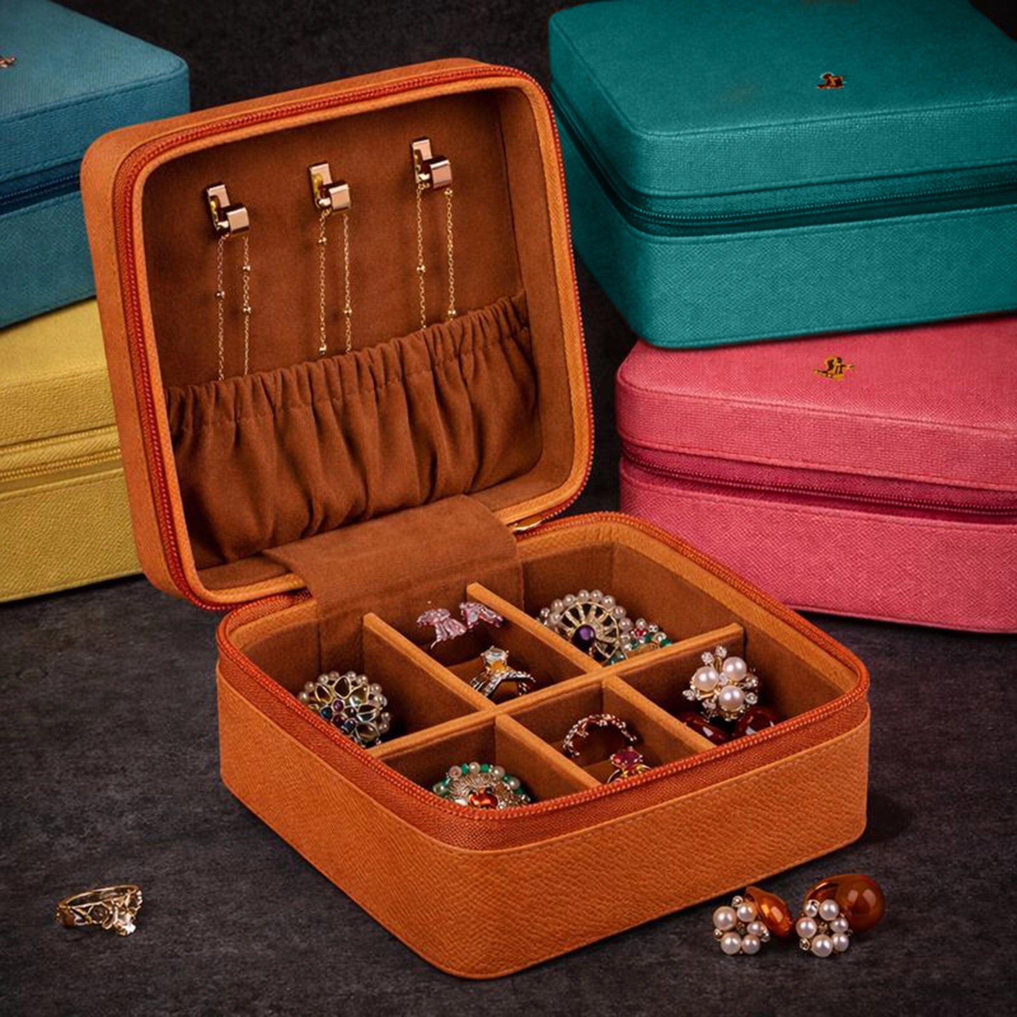 "Jewellery box 
Leather travel jewellery case 
Leather jewellery box 
Travel friendly Jewellery case"