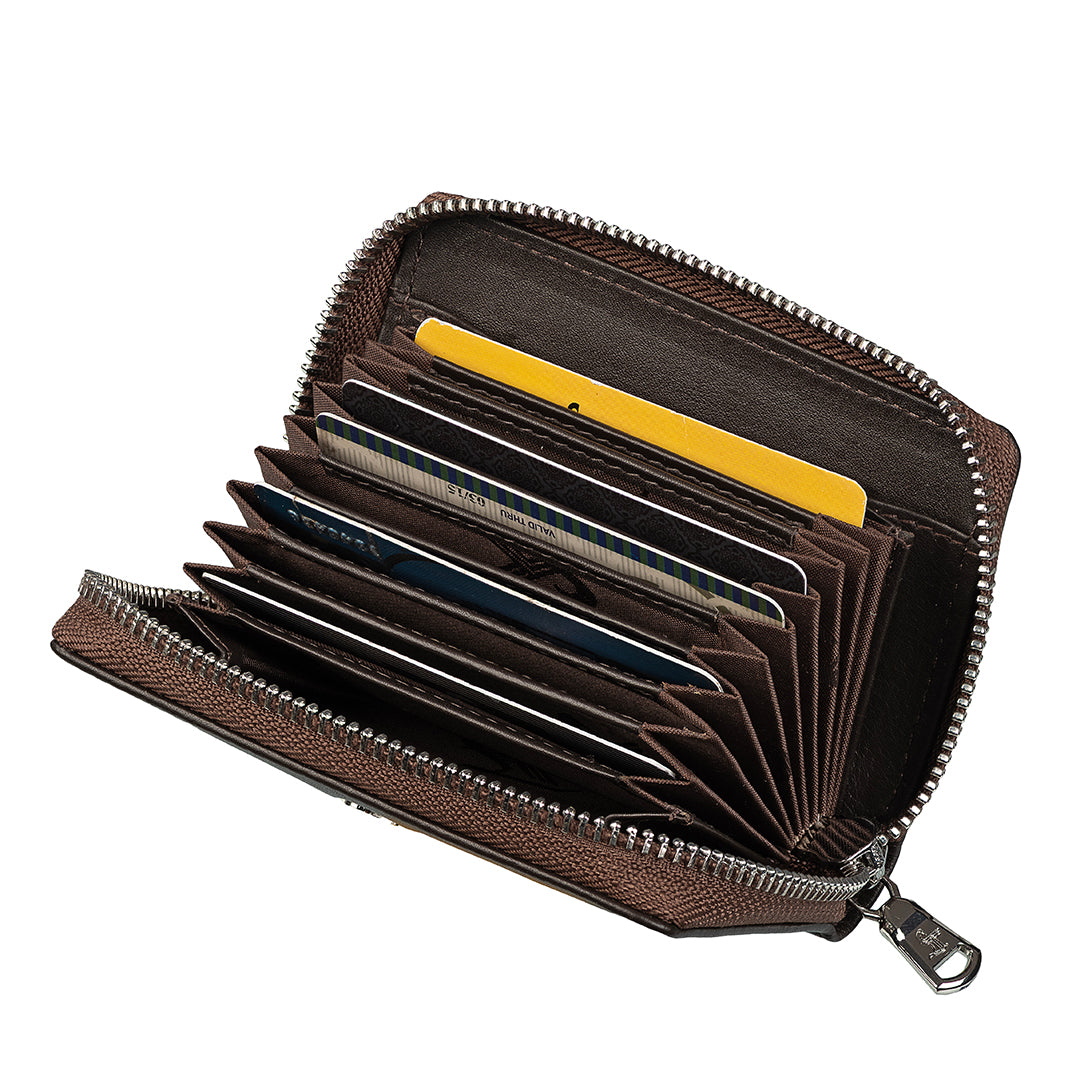 Premium leather card holder for secure storage – High-quality leather card holder that combines style and practicality, keeping your cards safe and organized.