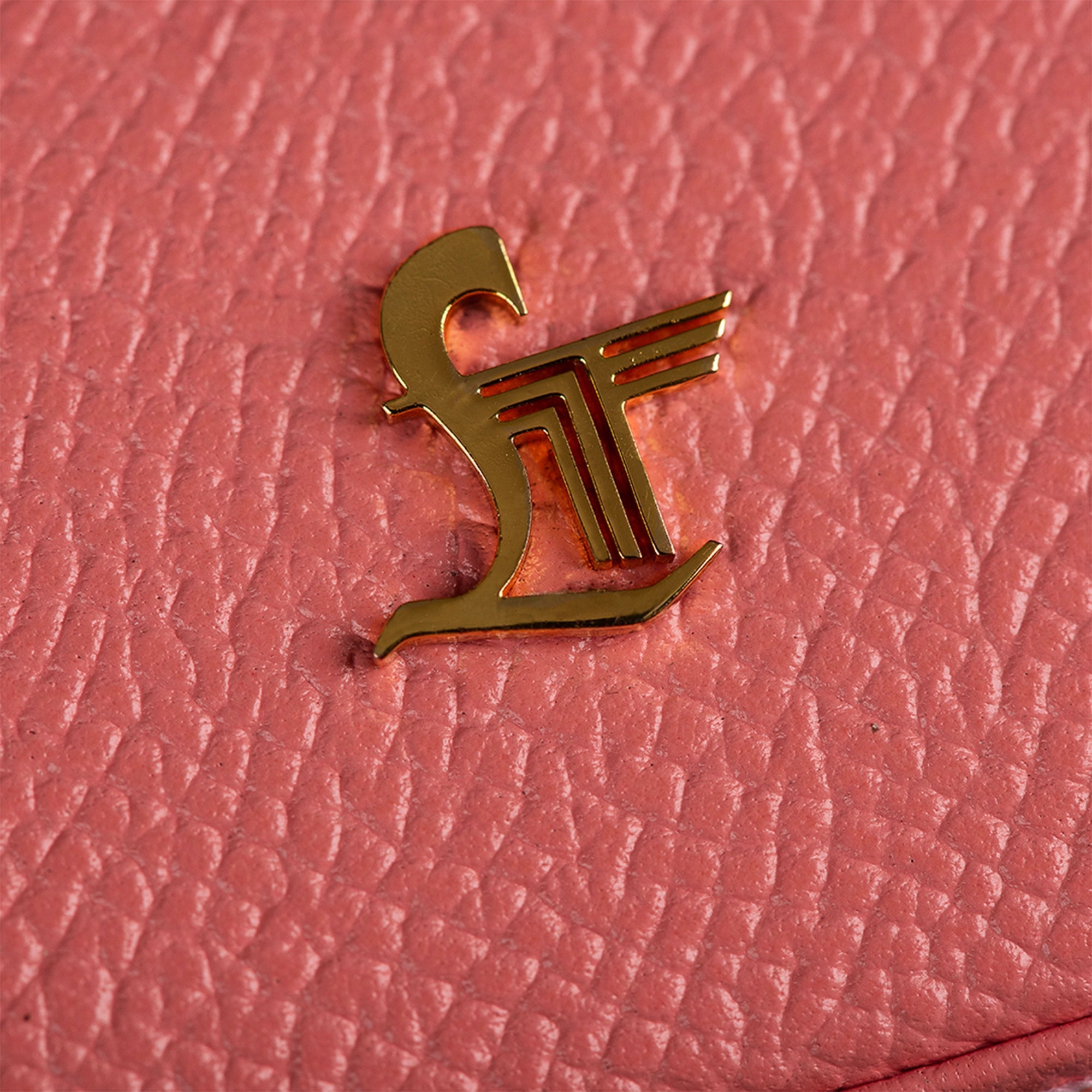 "Jewellery box 
Leather travel jewellery case 
Leather jewellery box 
Travel friendly Jewellery case"