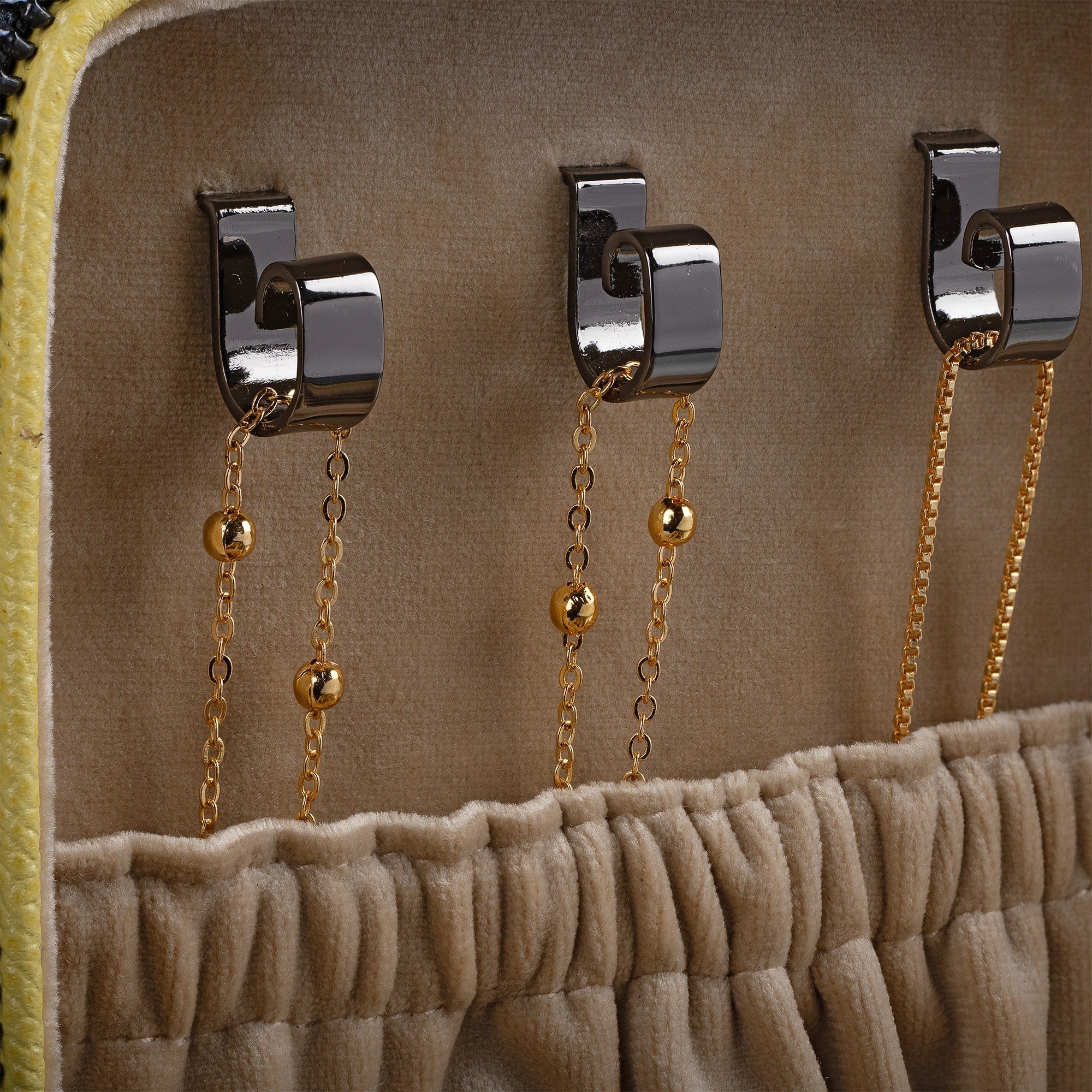 "Jewellery box 
Leather travel jewellery case 
Leather jewellery box 
Travel friendly Jewellery case"