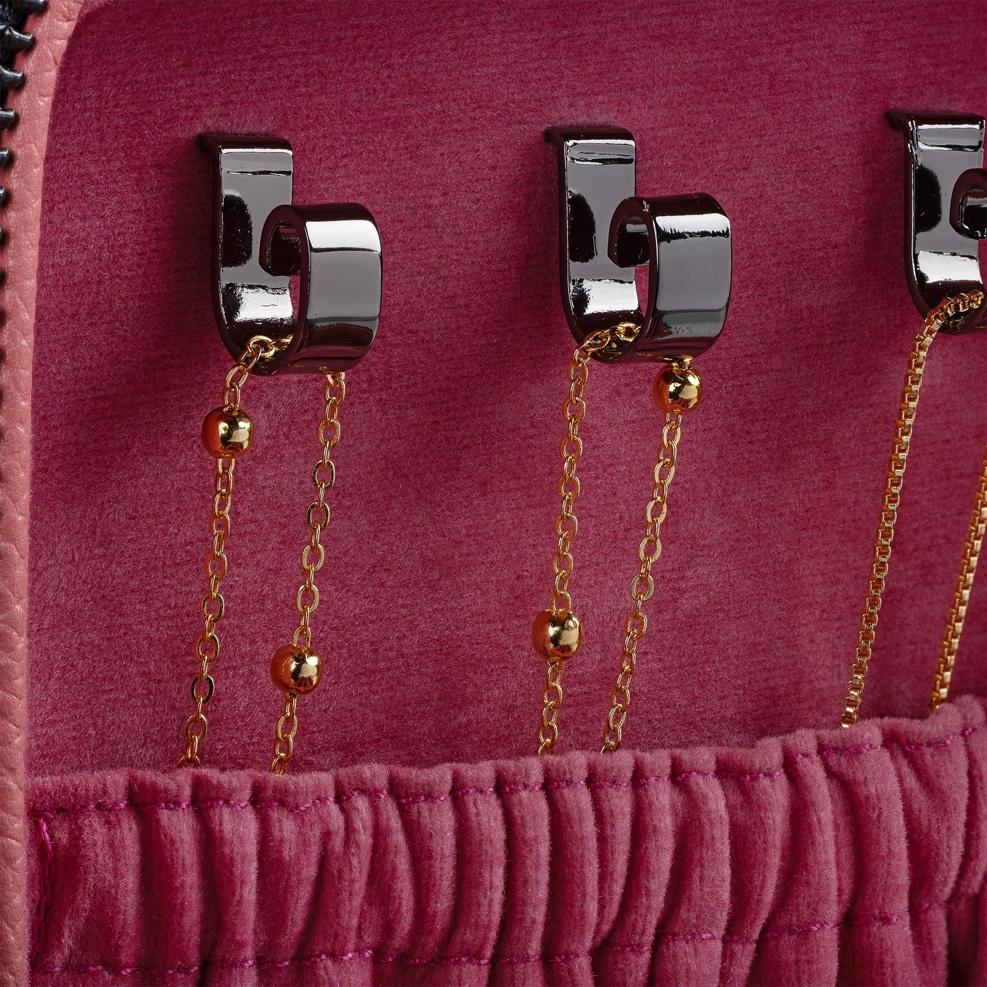 "Jewellery box 
Leather travel jewellery case 
Leather jewellery box 
Travel friendly Jewellery case"