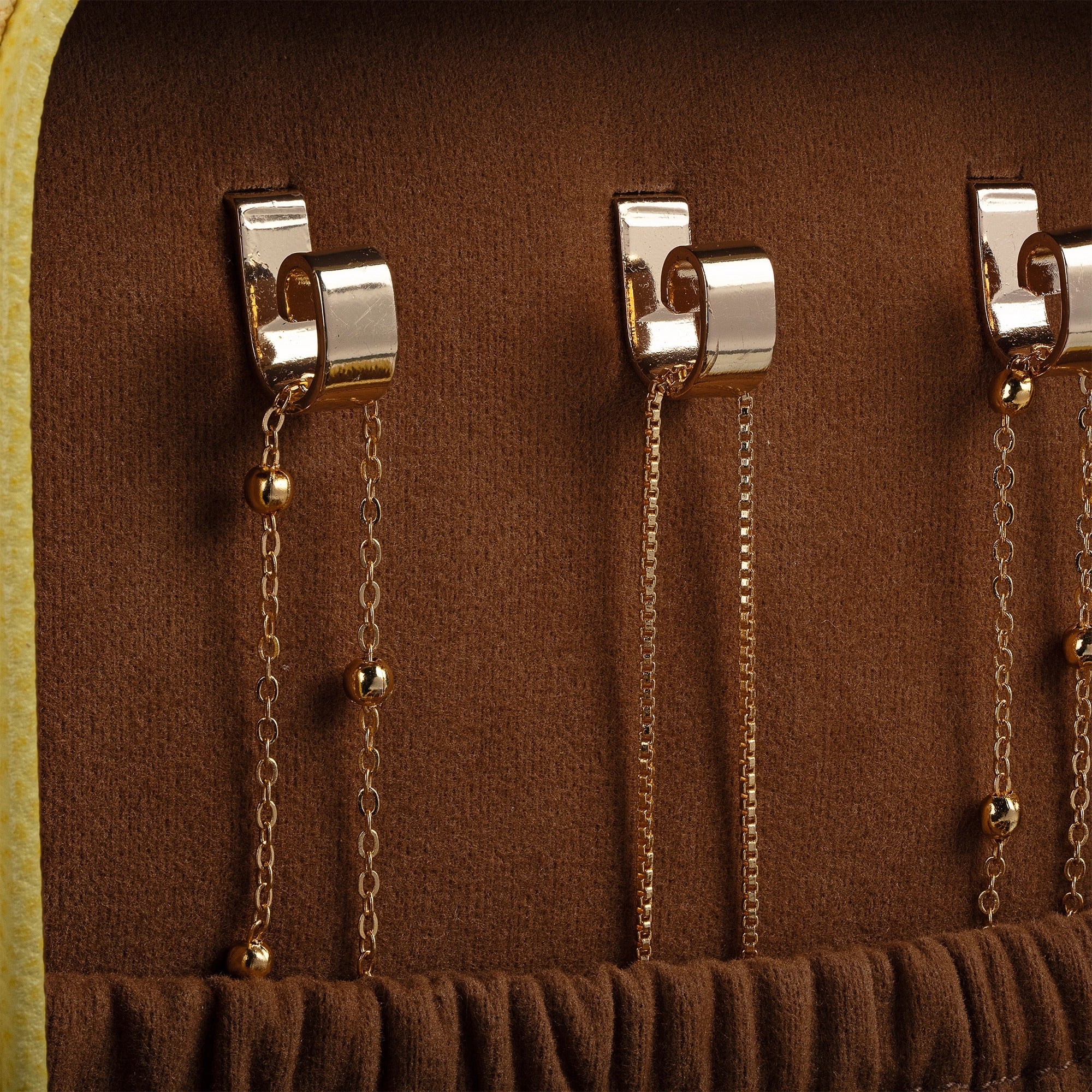 "Jewellery box 
Leather travel jewellery case 
Leather jewellery box 
Travel friendly Jewellery case"