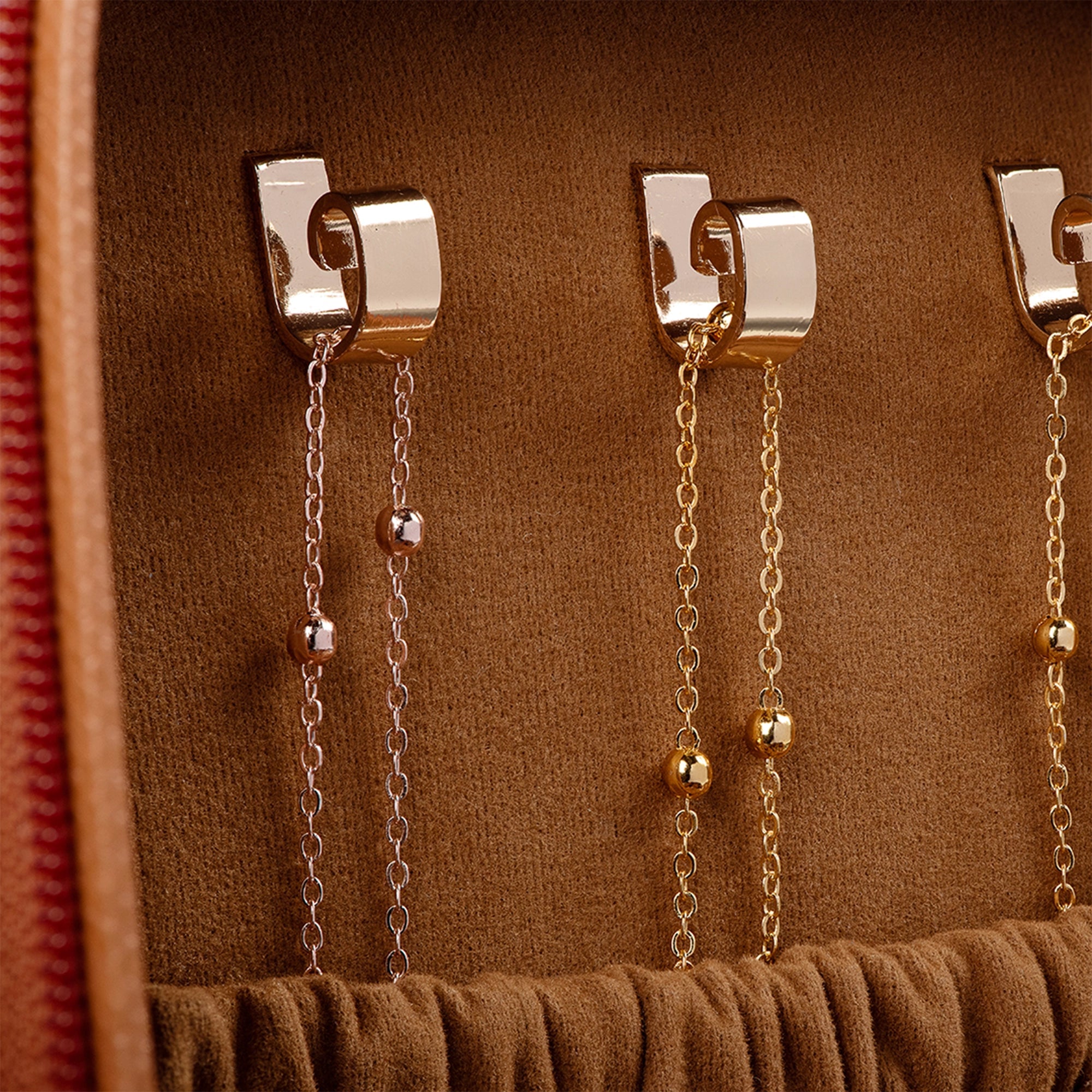 "Jewellery box 
Leather travel jewellery case 
Leather jewellery box 
Travel friendly Jewellery case"