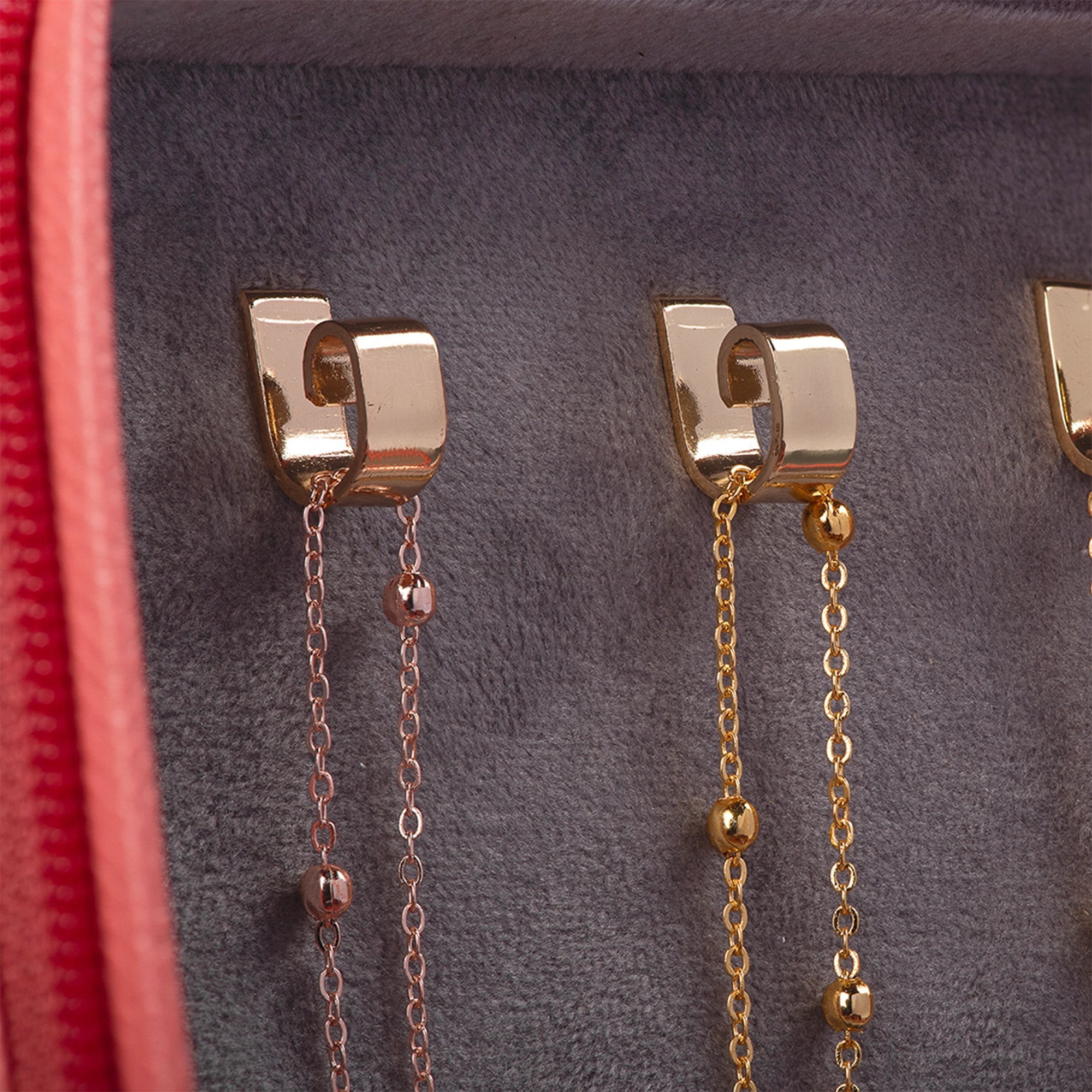 "Jewellery box 
Leather travel jewellery case 
Leather jewellery box 
Travel friendly Jewellery case"