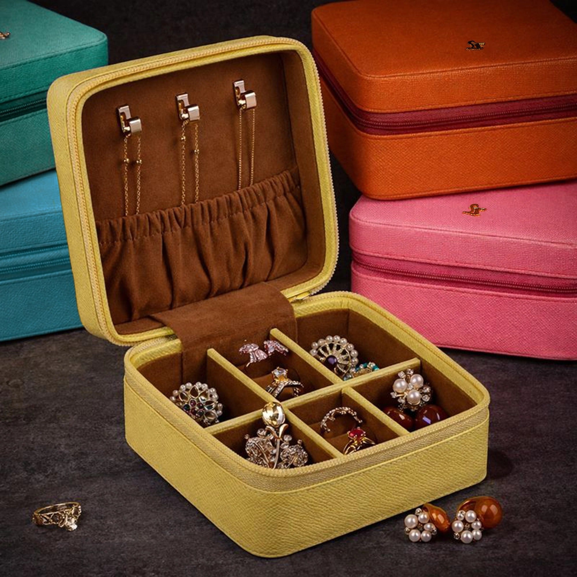 "Jewellery box 
Leather travel jewellery case 
Leather jewellery box 
Travel friendly Jewellery case"