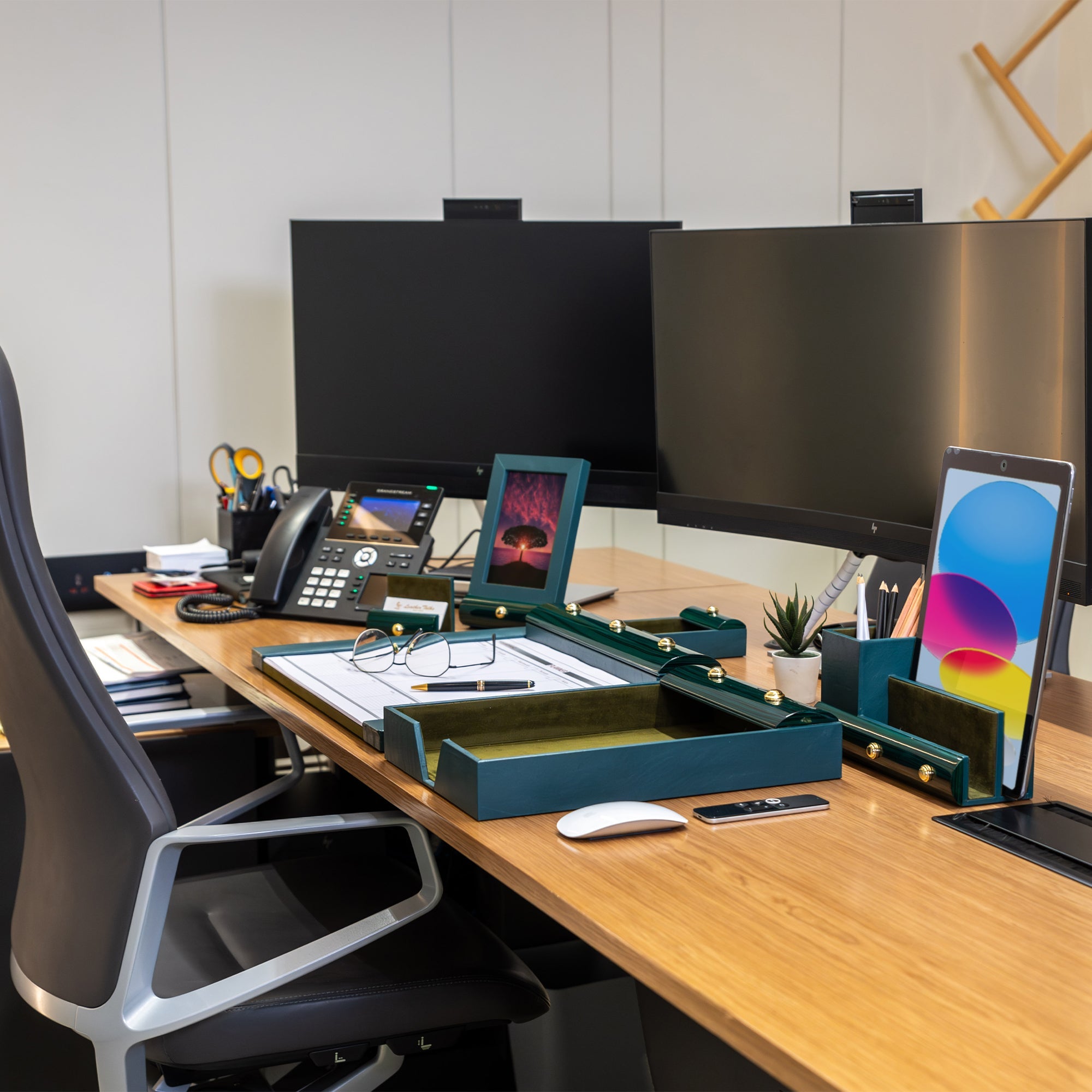 Leather Planner Set for Office – High-quality leather planner designed for productivity and organization in the office.